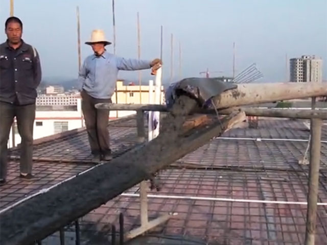 山東力源機械，車(chē)載式攪拌拖泵一體機現場(chǎng)施工視頻